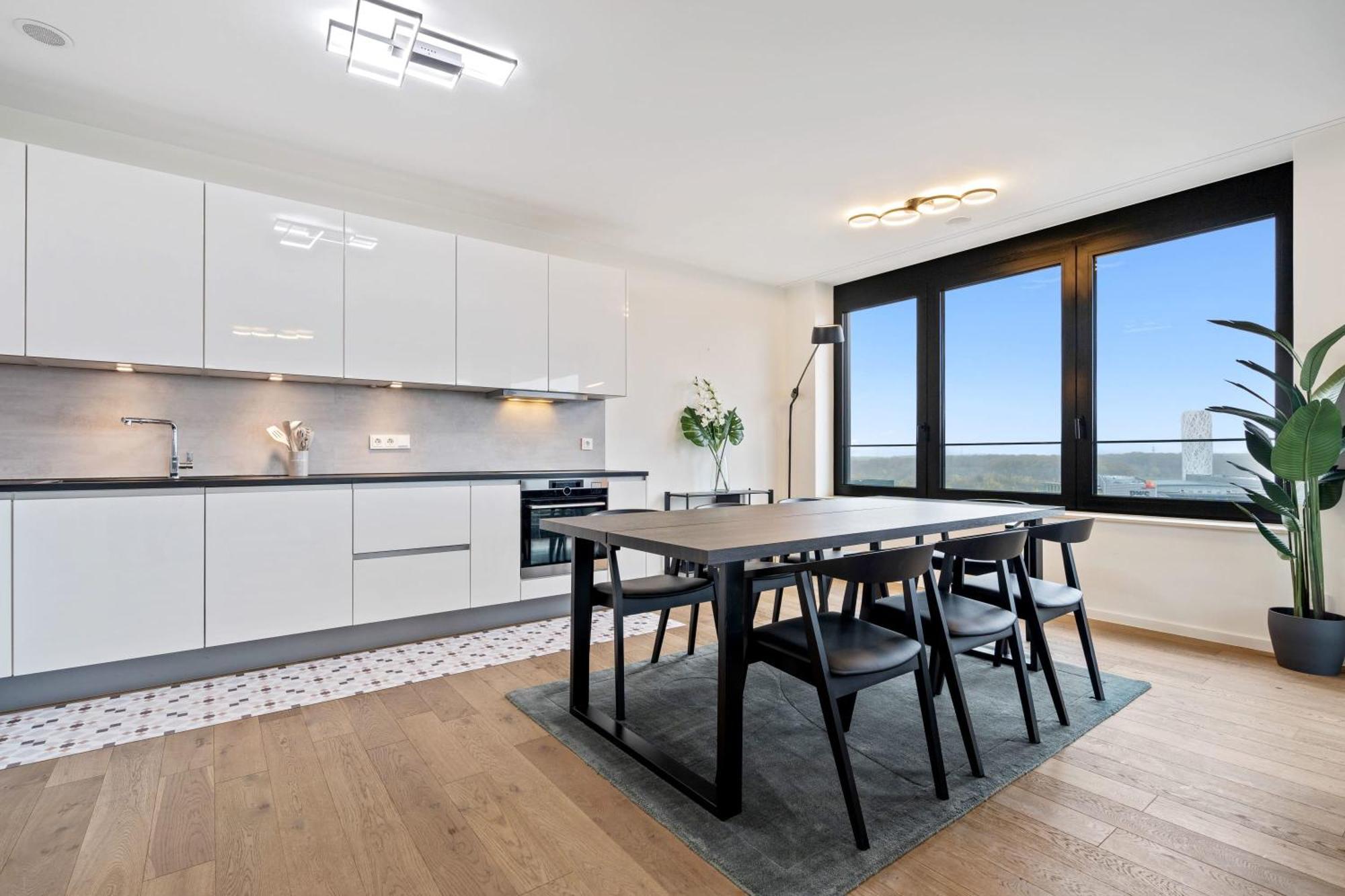 Modern 2br With Pool & City Views Apartment