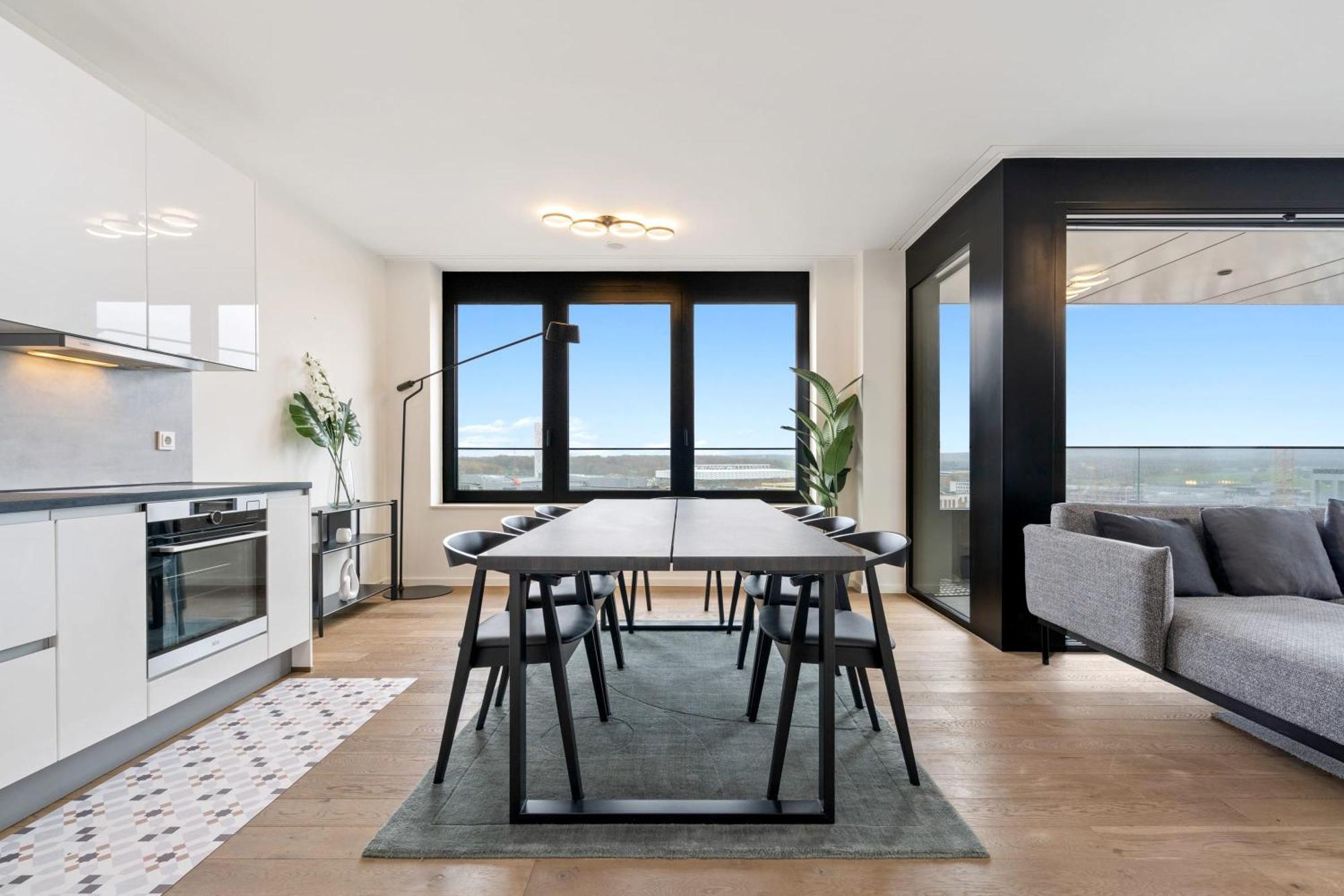 Modern 2br With Pool & City Views *
