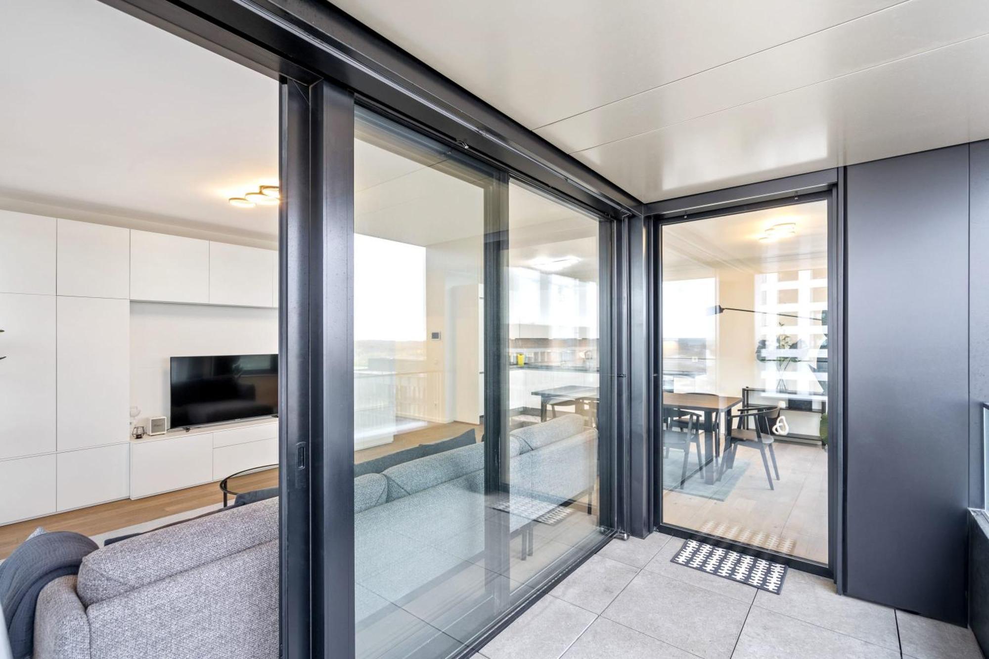 Apartment Modern 2br With Pool & City Views *